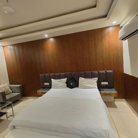Hotel Skylark & Banquet Palwal Екстериор снимка