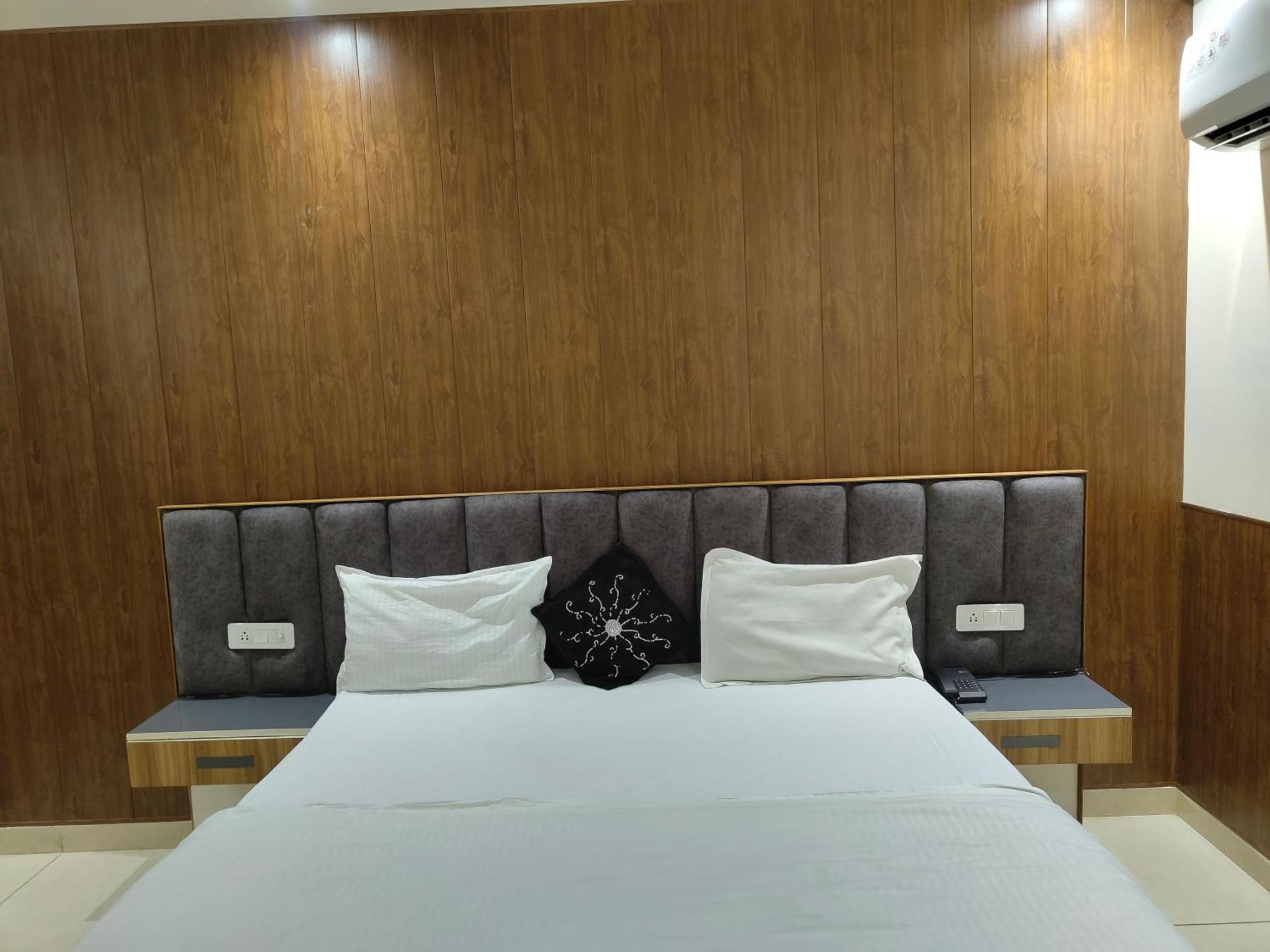 Hotel Skylark & Banquet Palwal Екстериор снимка