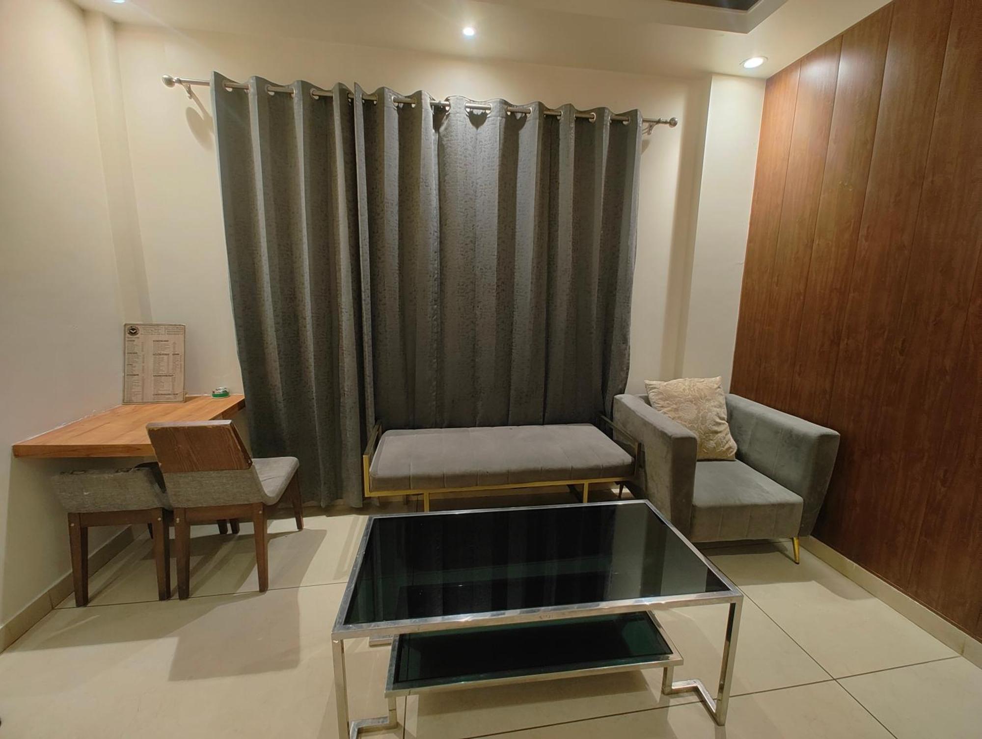 Hotel Skylark & Banquet Palwal Екстериор снимка